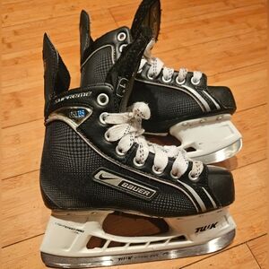 Bauer Nike Black Supreme One05 Lightspeed Pro Hocey Ice Skates 1R Size 2US Youth